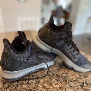 Nike Lebron James Witness 4 IV sz 9.5 Men’s